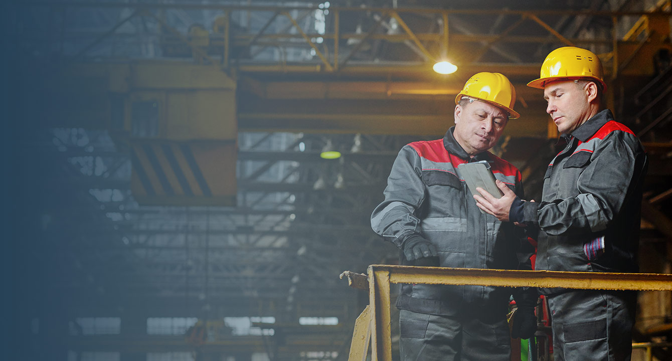 Arbeitnehmer schauen auf einen Bildschirm (Digitalisierung)