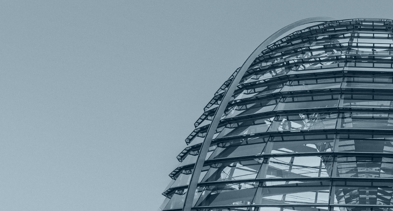 [Translate to English:] Reichstagskuppel Regierungsgebäude in Berlin in Schwarz-Weiß